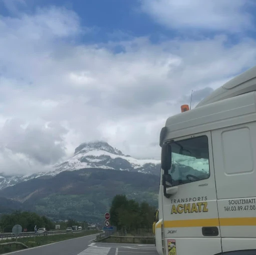 Sur la route des Alpes enneigées