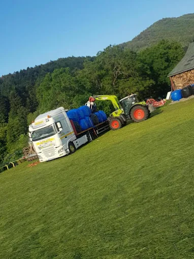 Chargement de fûts à la ferme