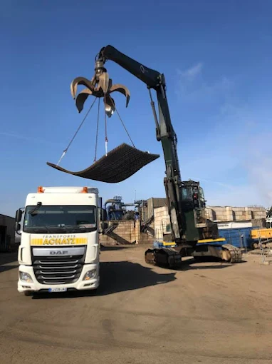 Grue à grappin au-dessus du plateau