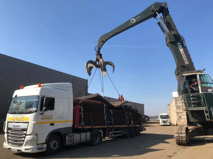 Chargement du plateau par grue à grappin