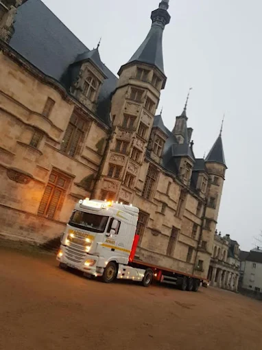 Semi-remorque devant un palais au crépuscule