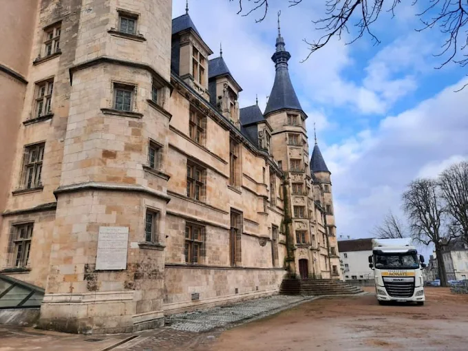 Devant le Palais ducal de Nevers