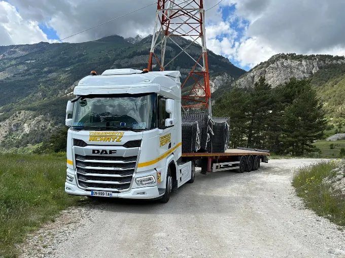 Livraison en montagne au pied d'un pylône