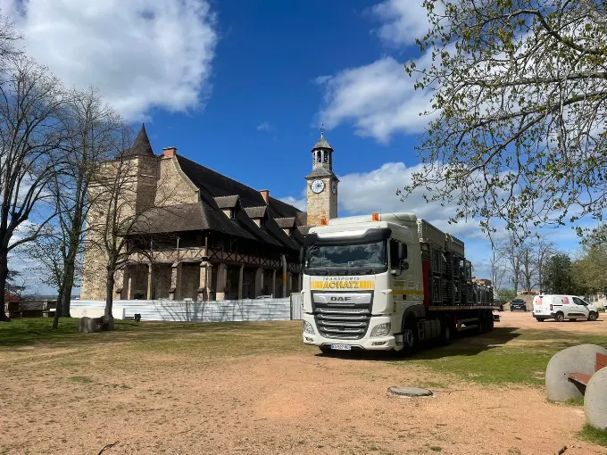 Plateau chargé devant un monument historique