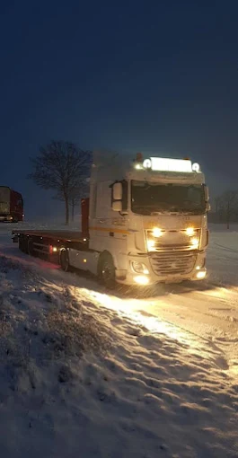 Plateau sous la neige, de nuit