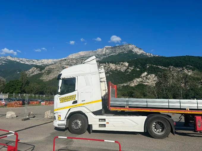 Transport de profilés dans les Alpes