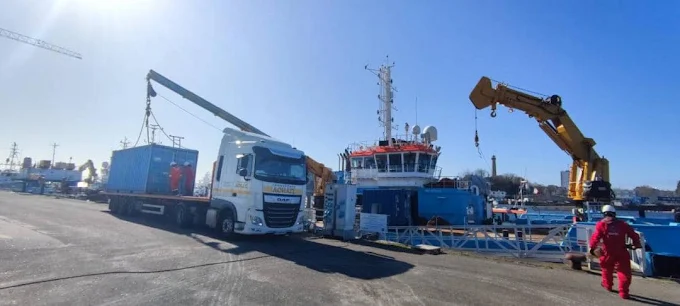 Chargement à quai devant un navire