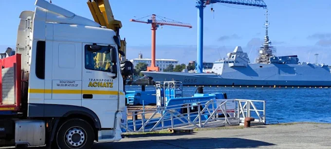 Livraison portuaire devant une frégate