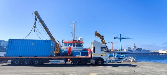 Chargement d'un conteneur sur le port