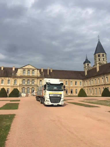 Porteur devant une abbaye