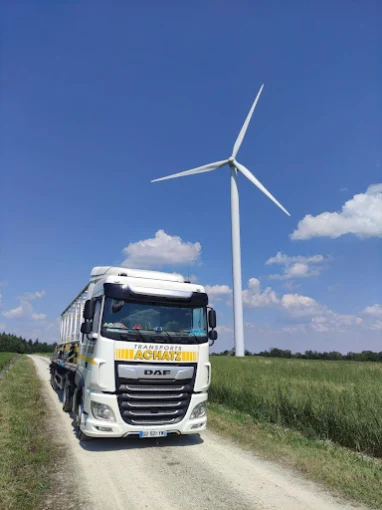 Tautliner au pied d'une éolienne