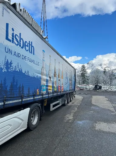 Tautliner sous les sommets enneigés