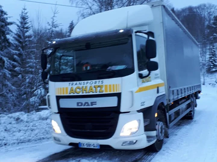 Camion porteur avec hayon élévateur